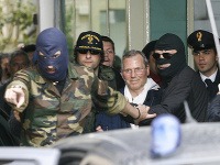 Snímke z 11. apríla 2006 kukláči privážajú jedného z najznámejších talianskych mafiánov Bernarda Provenzana na policajnú stanicu v Palerme.