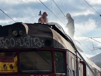 Pre zadymenie osobného vlaku prerušili na trati na viac ako hodinu dopravu