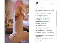 Kate Beckinsale sa prihovorila fanúšikom oblečená v kostýme veľkého penisu. 
