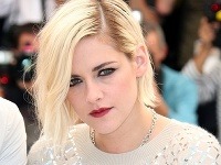 S peroxidovou farbou zaujala Kristen Stewart na festivale v Cannes