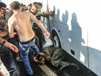 Ľudia bijú a kopú tureckého vojaka, ktorý bol zapojený do pokusu o prevrat.