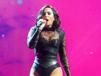 Demi Lovato v odvážnych kostýmoch predvádza svoj sexepíl. 