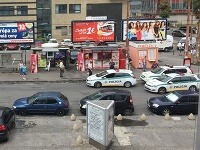 Policajti zasahujú na zastávke Mlynské Nivy v Bratislave Policajti zasahujú na zastávke Mlynské Nivy v Bratislave