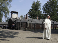 Pápež František navštívil vyhladzovací tábor Osvienčim