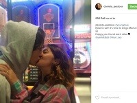 Daniela Peštová na Instagrame zverejnila fotku svojho syna Yannicka s priateľkou a pridala popis, že ho musí nechať ísť. 
