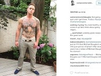 Cameron Douglas sa na nete pochválil svalnatým telom a nezvyčajným tetovaním. Na bruchu má otcovu a dedkovu podobizeň. 