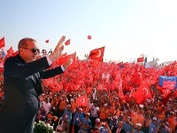 Státisíce Turkov sa dnes zišli na masovej demonštrácii v Istanbule.