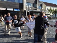 Skupinka priaznivcov vládneho Smeru – SD a účastníci Protestu proti zlodejom v politike na Trojičnom námestí v Trnave