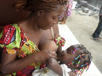 Mladá mamička pred MAGNA nutričným centrom v hlavnom meste Kinshasa (c) MAGNA Mladá mamička pred MAGNA nutričným centrom v hlavnom meste Kinshasa (c) MAGNA