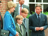 Princ William so svojím bratom Harrym a rodičmi Dianou a Charlesom