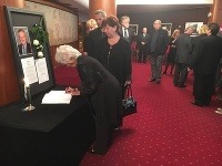 V divadle P. O. Hviezdoslava je vystavená kondolenčná kniha, do ktorej verejnosť a blízki môžu napísať svoje posledné zbohom Jurajovi Slezáčkovi. 
