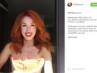 Lenka Vacvalová zavesila na Instagram fotku, na ktorej je úplne hore bez. Jediné, čo prekrýva jej nahé vnady, je kus červeného melóna. 