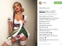 Rita Ora bez ostychu zdvihla sukňu a ukázala sa svetu v nohavičkách a sexi pančuškách. 
