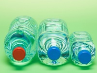 Plastové fľaše ukrývajú nebezpečných spoločníkov - baktérie!