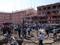 Tri bombové útoky v Turecku zabili 14 ľudí