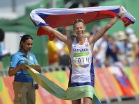 Matej Tóth oslavuje víťazstvo na chodeckých pretekoch na 50 km mužov