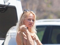 Pamela Anderson ukázala paparazzom svoju pravú tvár. 
