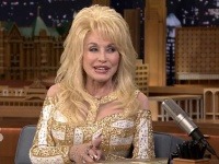 Dolly Parton na svoj vek nevyzerá. 