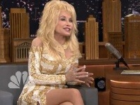 Dolly Parton vyzerá inak, než väčšina jej rovesníčok. Dolly Parton vyzerá inak, než väčšina jej rovesníčok.