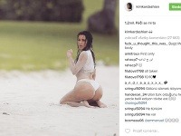 Kim Kardashian vystavuje na obdiv svoje kypré pozadie.