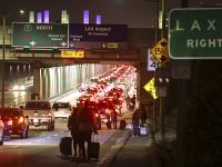 Falošný poplach spôsobil na letisku v Los Angeles paniku. Falošný poplach spôsobil na letisku v Los Angeles paniku.