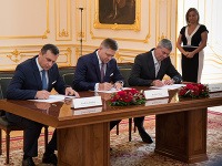 Predseda SNS Andrej Danko, predseda Smer-SD Robert Fico a predseda Most-Híd Béla Bugár po podpise novej koaličnej dohody na Bratislavskom hrade. Štvorkoalícia sa oficiálne mení na trojkoalíciu. 