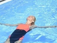 Simona Krainová si užíva bazén so slanou vodou. 