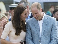 Vojvodkyňa Kate má krásnu bujnú hrivu. Chudáčik, princ William má tých vlasov stále menej.  