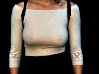 Blesky fotoaparátov a tenká látka sa však postarali o to, že Berenika Kohoutová ukázala svoje prsia v plnej kráse. 