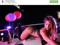 Nikola Weiterová sa na Instagrame pochválila sexi zábermi z fotenia pre známu americkú automobilku.