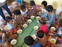 Kambodža 2016 | Kurzy varenia organizujú MAGNA pracovníci priamo v komunitách. (c) MAGNA