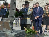 Z pietnej spomienky pri príležitosti Dňa obetí holokaustu a rasového násilia pri Pamätníku obetiam holokaustu na Rybnom námestí 9. septembra 2016 v Bratislave.