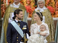 Švédska princezná Sofia drží svojho syna princa Alexandra vedľa svojho manžela princa Carla Philipa počas krstu Švédska princezná Sofia drží svojho syna princa Alexandra vedľa svojho manžela princa Carla Philipa počas krstu