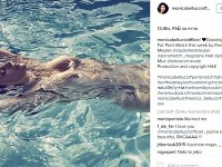 Monica Bellucci vyzerá na fotografiách ako nahá. 