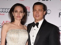 Angelina Jolie a Brad Pitt sa rozvádzajú. 