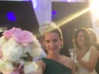 Adela Banášová chytila svadobnú kyticu. 