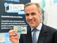 Guvernér Bank of England Mark Carney ukazuje novú päťlibrovú bankovku s podobizňou Winstona Churchilla Guvernér Bank of England Mark Carney ukazuje novú päťlibrovú bankovku s podobizňou Winstona Churchilla