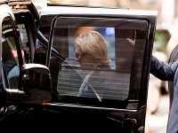 Hillary Clintonová opúšťa ceremóniu po tom, ako jej prišlo zle