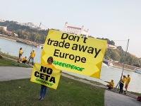 Aktivisti organizácie Greenpeace počas protestu Nepredávajte Európu! v rámci neformálneho zasadnutia 27 hláv štátov a predsedov vlád krajín EÚ v rámci slovenského predsedníctva v Rade EÚ v Bratislave.