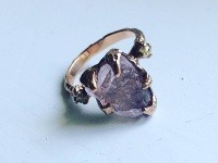 Zásnubný prsteň Vlastiny Svátkovej je naozaj originálny. Tvorí ho neopracovaný kameň morganit (známy ako kameň lásky) a dva menšie diamanty. Prsteň bol vyrobený presne podľa návrhu herečkinho snúbenca. 