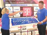 Simona Bubánová a Peter Pukalovič krstia logo Running & Slovakia Good Idea.