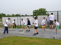 Na baseballovom ihrisku Angels Field pomáhali pri vyrovnávaní ochranného chodníka aj brigádnici.