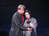 Janette Zsigová ako Mimi a Jozef Gráf ako Rodolfo v novom naštudovaní opery Giacoma Pucciniho v Štátnom divadle Košice
