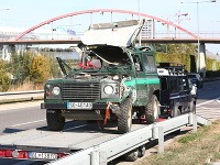 Zničené policajné auto na Einsteinovej ulici Zničené policajné auto na Einsteinovej ulici