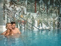 Unikátny liečebný bazén Sina ako jeden z mála na Slovensku ponúka kúpeľ v zrkadlisku.