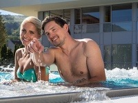 Celoročne je k dispozícii vonkajší vyhrievaný bazén Grand s atrakciami.