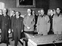 Chamberlain, Daladier, Hitler, Mussolini a Ciano pred podpisom Mníchovskej dohody. Chamberlain, Daladier, Hitler, Mussolini a Ciano pred podpisom Mníchovskej dohody.