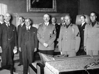 Chamberlain, Daladier, Hitler, Mussolini a Ciano pred podpisom Mníchovskej dohody.