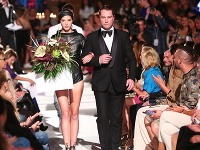 Peter Modrovský si pozornosť prítomných užíval aj na móle, kde sa objavil v sprievode šarmantných manekýnok.