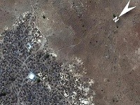 Karmal po útoku, na satelitnej mape vidno spálené časti.